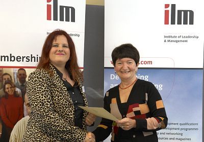 Roz Williams receiving her certificate from Vice Chancellor, Professor Alison Richard