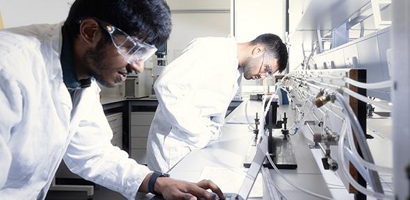students working in the undergraduate teaching laboratory